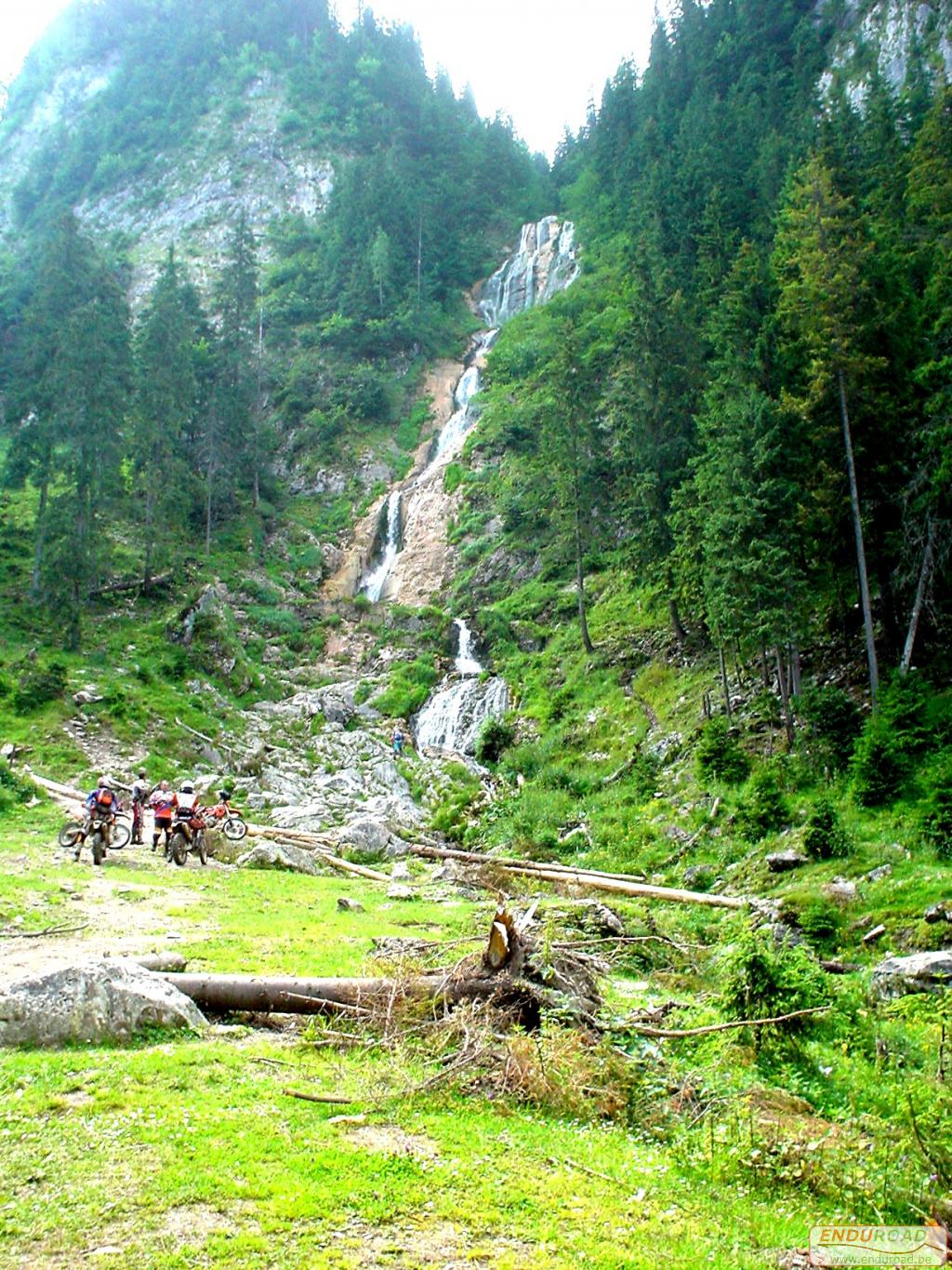 enduro sous chute cascade d eau 